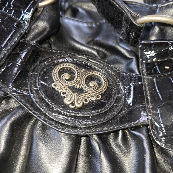 Elegant Black Crossbody Bag with Textured Accents - Picture 3 of 3